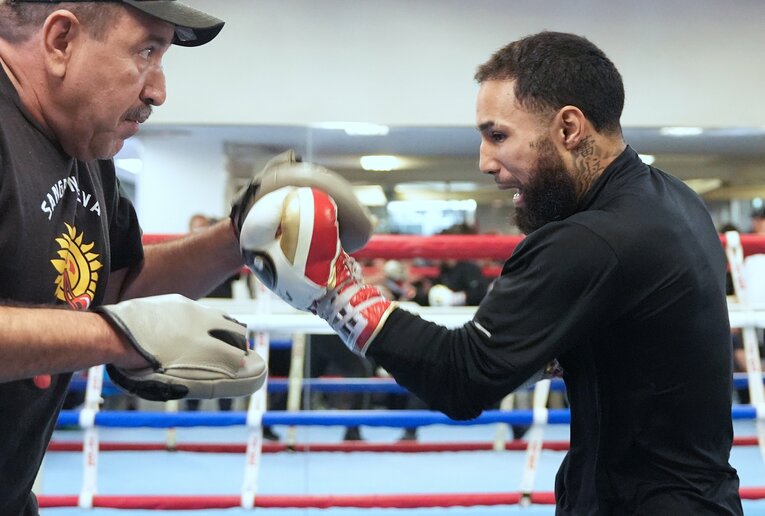 ネリのミット打ち　©Naoki Fukuda