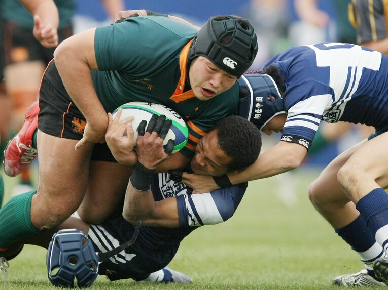 桐蔭学園の松島幸太朗（2年）を倒してトライを奪う東福岡高校の垣永真之介（3年・主将）©︎JIJI PRESS