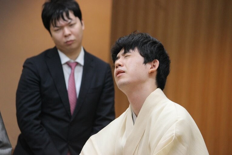 天を仰ぐ藤井聡太王位　©Number Web