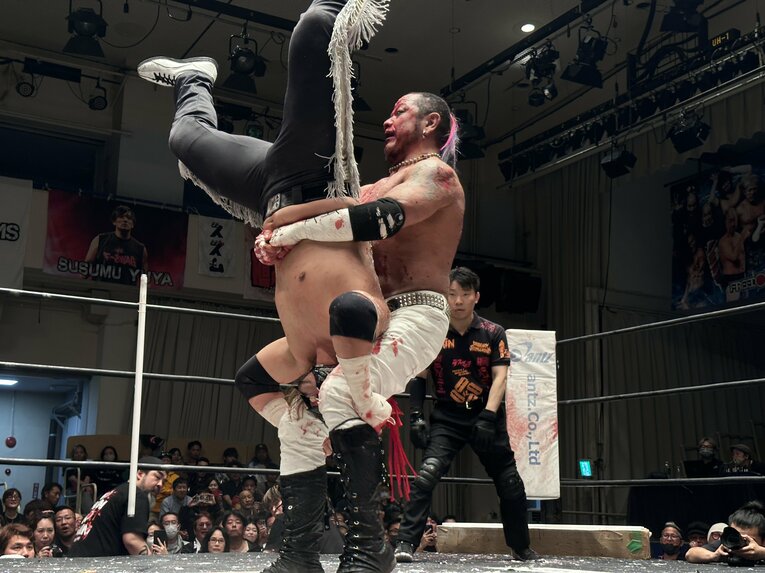 スワイプすると「エル・デスペラードvs葛西純」など激闘写真をご覧になれます　©Norihiro Hashimoto