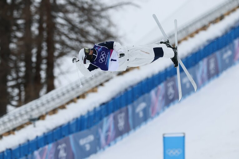 堀島の滑りを連続写真で　©Kaoru Watanabe/JMPA