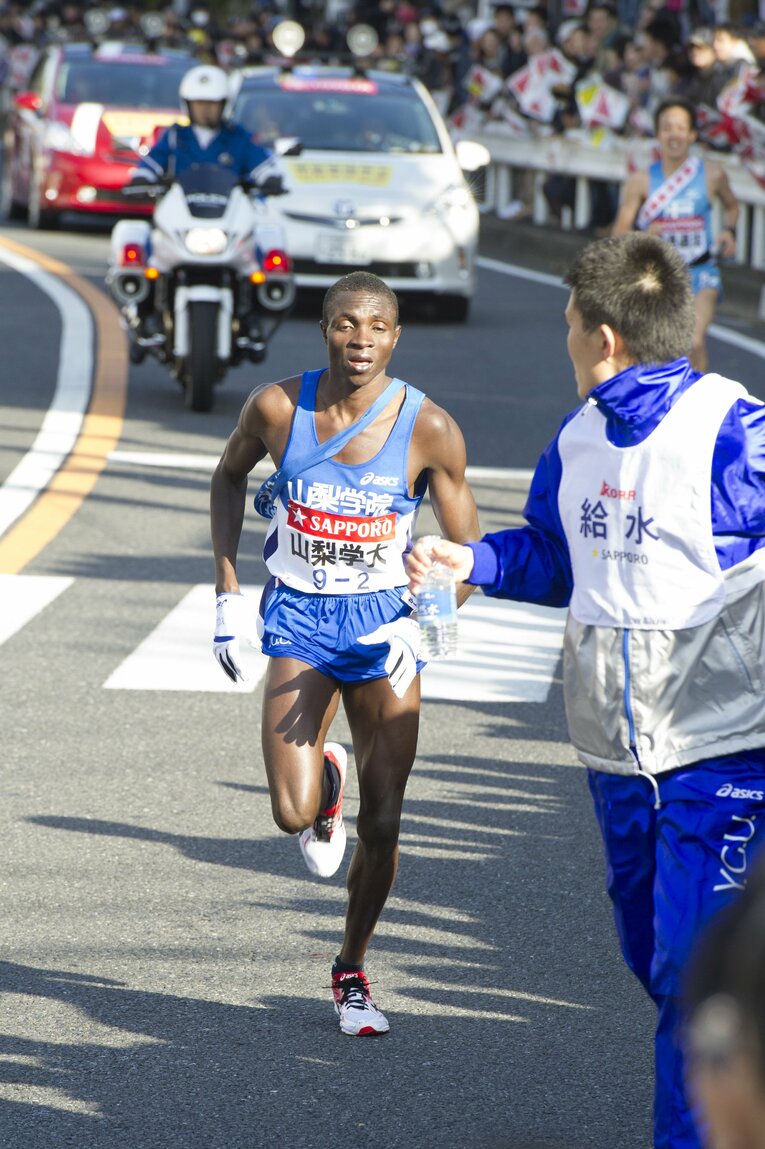 「2区で12人抜いた」第89回箱根駅伝、1年時のオムワンバ（2013年） ©Nanae Suzuki