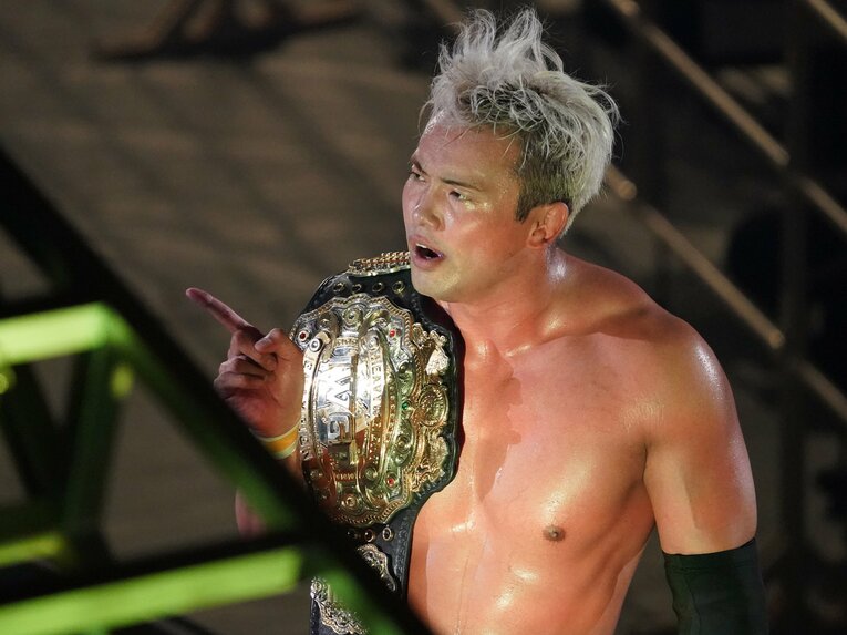 「飯伏幸太を待つ証」としてオカダは4代目IWGPヘビーのベルトを持ち歩いている