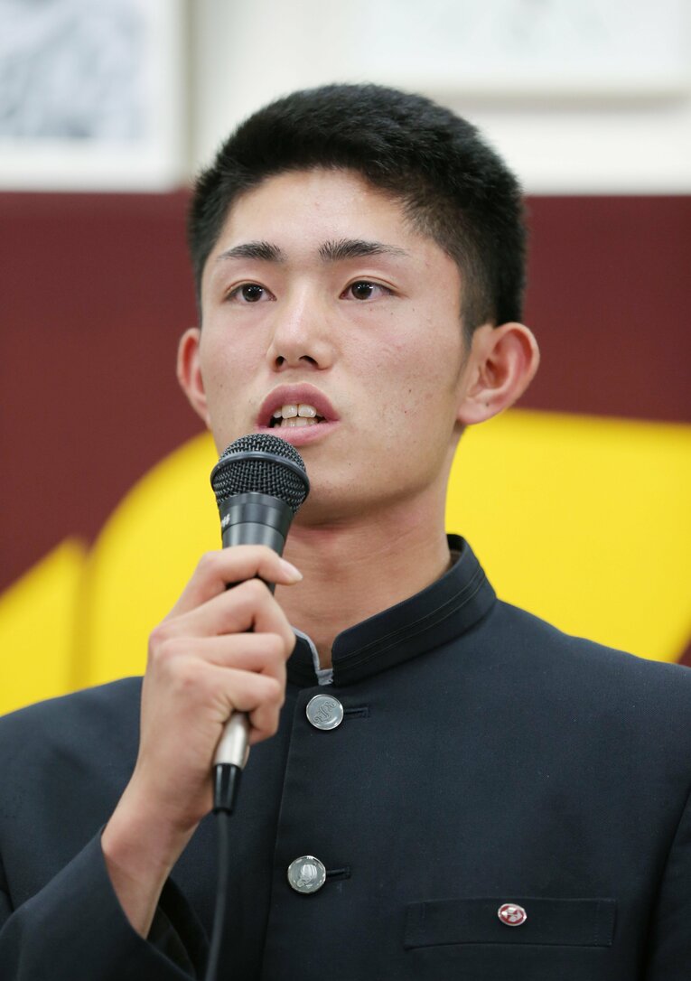 「わ、わかい！」2016年ドラフト会議、西武に1位指名され、記者会見する作新学院高校の今井達也　©JIJI PRESS