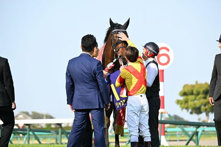 ジャスティンミラノをねぎらう戸崎圭太　©Keiji Ishikawa