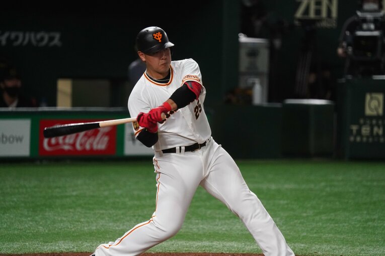 2022年こそやや苦しんでいるが、巨人の岡本は20、21年と2年連続二冠王だ　©Hideki Sugiyama