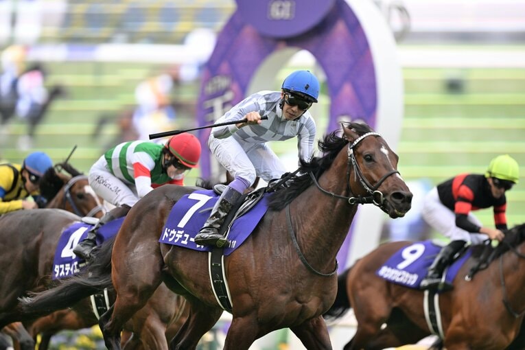 すさまじいスピードでゴール板を駆け抜けたドウデュース（6枚目／全7枚）©Keiji Ishikawa