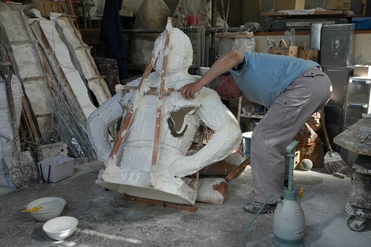 猪木像の雌型の向きを変えながら作業が続く