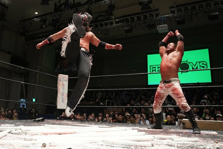 試合後、蛍光灯にダイブするエル・デスペラード　©Masashi Hara