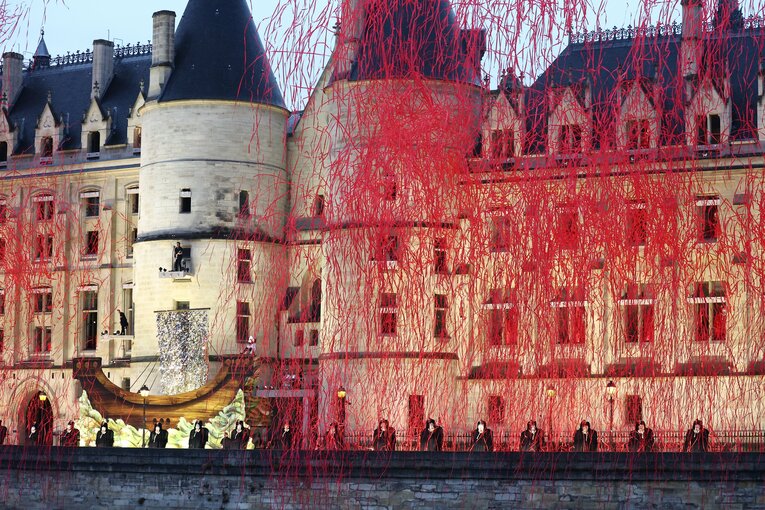 物議をかもすかと思われた「首を持つ王妃たち」と血しぶきのような紙テープ。後ろの出窓ではフランス最高のメタルバンドGojiraが熱演　©Ryosuke Menju/JMPA