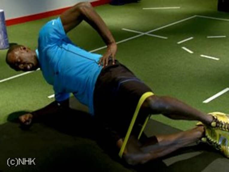 バイエルン・ミュンヘンの施設を訪れて体幹トレーニングに励む。世界王者を支える地道な補強練習だ。