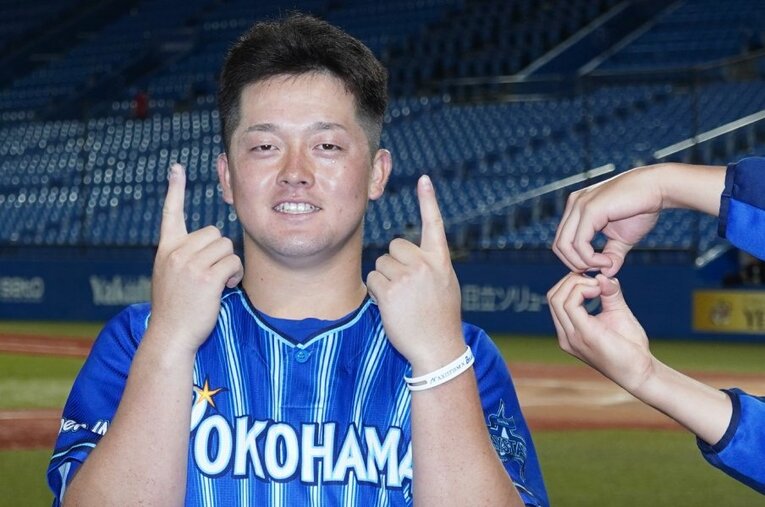 今シーズン、数々の新人記録を打ち立てたDeNA・牧秀悟。写真は62年ぶりに球団新人安打（118本）を更新した時のもの ／ photograph by Sankei Shimbun