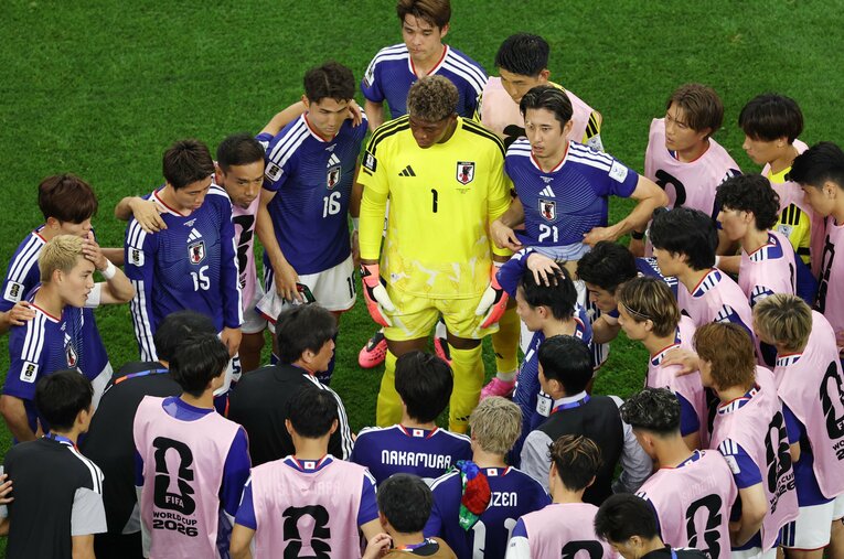 日本vsオランダ。前半のハイドレーションブレイクで話し合う日本代表の選手たち ／ photograph by JIJI PRESS