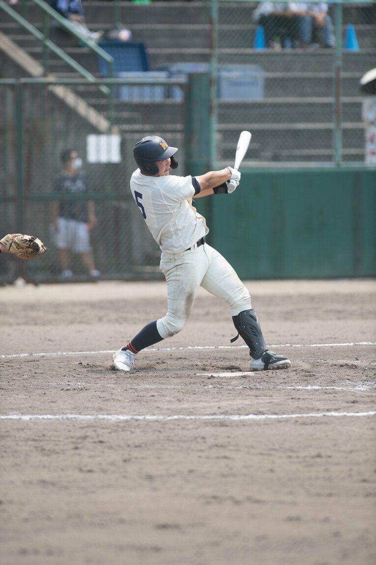 髙野颯太の実際のバッティング。176cm、90kgの体でボールを飛ばす豪快な打撃が魅力（今夏撮影） ©Kota Inoue