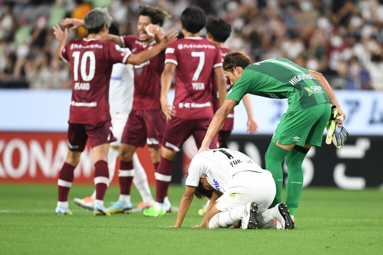 ホイッスルとともに崩れ落ちた福田湧矢を立たせる東口順昭