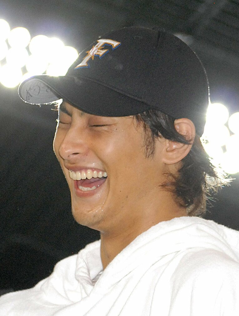 07年、結婚していることをヒーローインタビューで発表した際のダルビッシュ　©JIJI PRESS