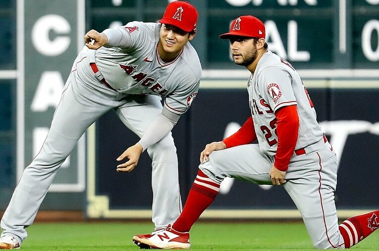 エンゼルスでは同学年ペアとして仲の良いフレッチャーと大谷。WBCではライバルとして向かい合う ／ photograph by Getty Images