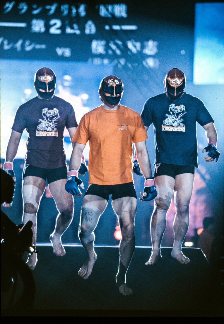 オレンジ色のTシャツを着た中央のマスクマンが“本物”の桜庭だった