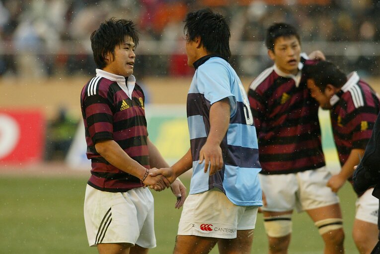 4年時には主将を務めた大田尾監督。高校の同期でもある関東学院大の主将・山村亮と握手（2004年1月）©︎AFLO SPORT