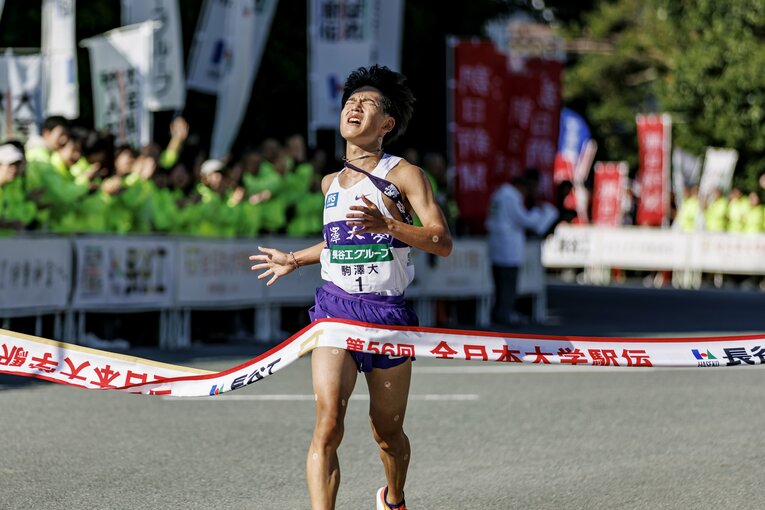 全日本駅伝、2位でゴールする駒澤大アンカー・山川拓馬（3年）　©Kiichi Matsumoto