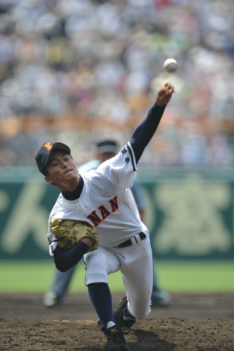 高校時代の島袋洋奨（2010年夏の甲子園準決勝／報徳学園戦）©Hideki Sugiyama