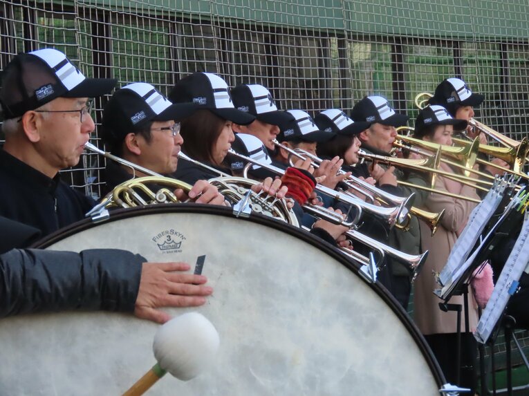【テレビに映らないロッテキャンプ初日写真】吹奏楽部まで現れた（写真は右へ続きます）　©Kou Hiroo