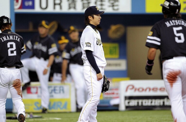 2011年最終戦、ソフトバンク山崎に2点打を浴びてぼう然とするオリックス金子 ©︎KYODO