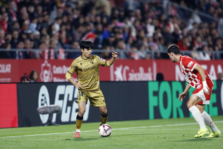 「久保建英に疲労感が…」日本代表で2万6000キロ移動の強行日程も「韓国人FWとユニ交換」ソシエダで途中出場、現地カメラマンが見た表情(10)