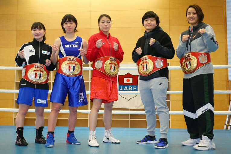 2019年の日本代表決定戦にて。一番右が津端。メダリストの入江聖奈（右から4人目）、並木月海（5人目）の姿も　©AFLO