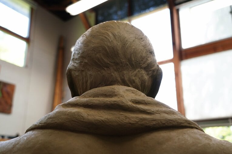 完成した粘土の猪木像の原型