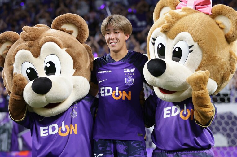 J1で首位を走るサンフレッチェ広島で絶対的な存在に成長した中野就斗（24歳）。身長182cm、東京都出身。弟・力瑠もJリーガー ／ photograph by J.LEAGUE