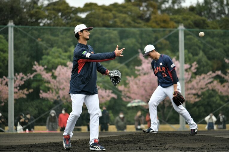 【プレイバック】前回大会の2023年WBCの宮崎合宿では、連日若手選手にアドバイスを送る「ダルビッシュ塾」が開かれた　©Hideki Sugiyama