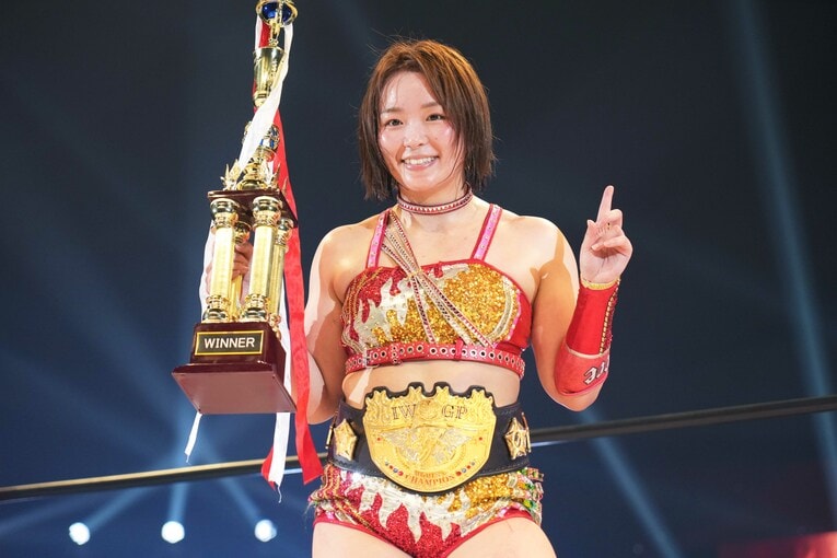IWGP女子王座のベルトを巻きポーズを決めるSareee　©Essei Hara