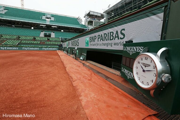 今年の全仏は近年稀に見る大雨に襲われた。どんな天候、環境でも、ロンジンの時計は正確にプレーを計測し続けた。