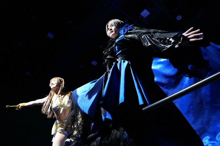 入場するなつぽいと安納サオリ。11月26日、神田明神ホール　©Essei Hara