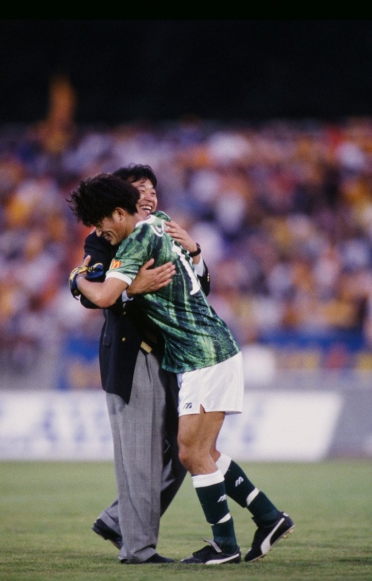 1993年のJリーグで、試合後に三浦知良と抱き合う松木さん　©J.LEAGUE