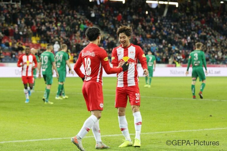 奥川雅也が語る飛躍の時と南野拓実。「ほんま“THE海外選手”というか」(3)