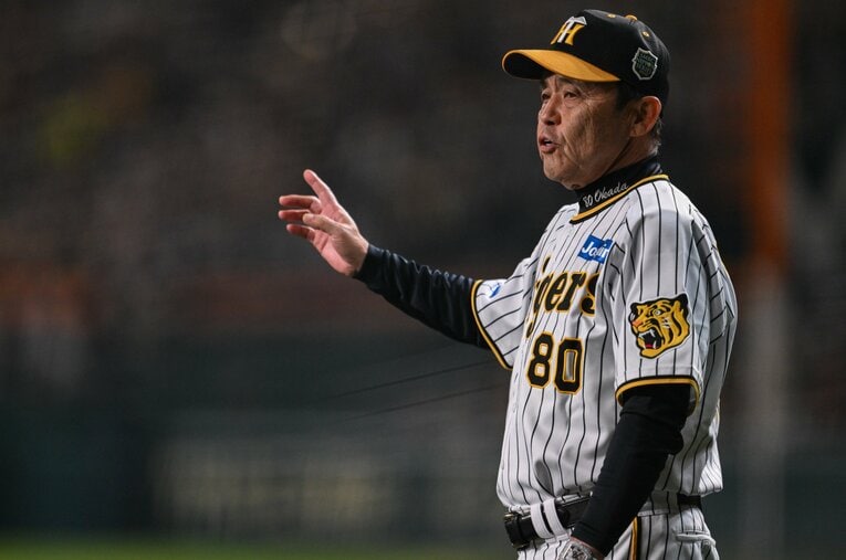 「四球1個＝ヒット1本」という思考が強いという岡田彰布監督。阪神躍進の理由は急増した四球にアリ…？ ／ photograph by Nanae Suzuki