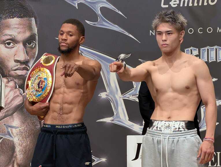 前日計量でポーズを決めるノーマンと佐々木尽（6枚目／全8枚） ©Number Web