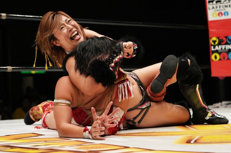 林下詩美をSTFで絞め上げる桜井麻衣　©Essei Hara