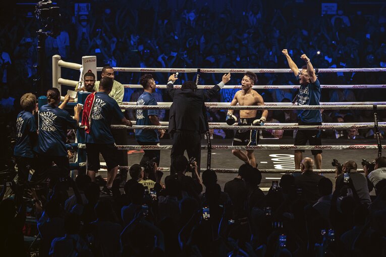 歓喜に沸く井上陣営　©Takuya Sugiyama