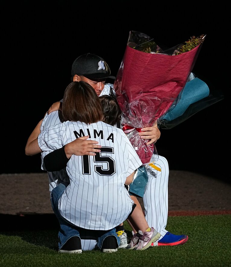 引退セレモニーで抱き合う美馬ファミリー　©SANKEI SHIMBUN