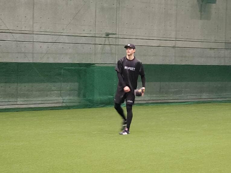 キャッチボールで感触を確かめる元広島の薮田和樹　©Shunsaku Sakai