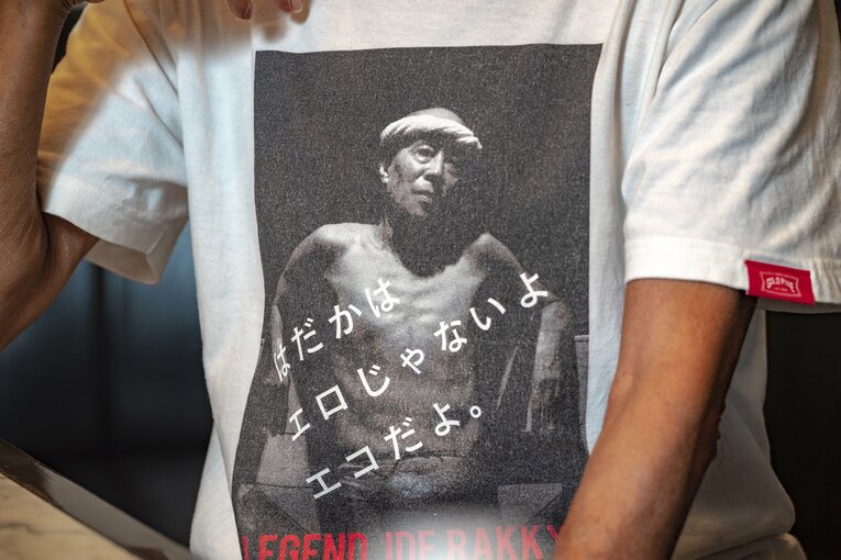 取材時に着用していたTシャツ　©Takuya Sugiyama