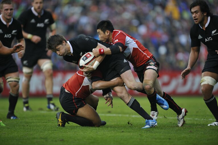 2013年ニュージーランド戦／ボーデン・バレットにタックルする田中史朗　©︎Takuya Sugiyama
