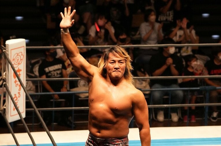 約2年半ぶりとなるファンの歓声に手を振って応える棚橋弘至。試合後には「うれしすぎて、何も浮かんでこない」と感激の涙を流した ／ photograph by Essei Hara