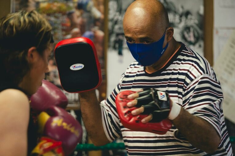 ミットを持つと目つきが変わる大和田さん　©︎Wataru Sato