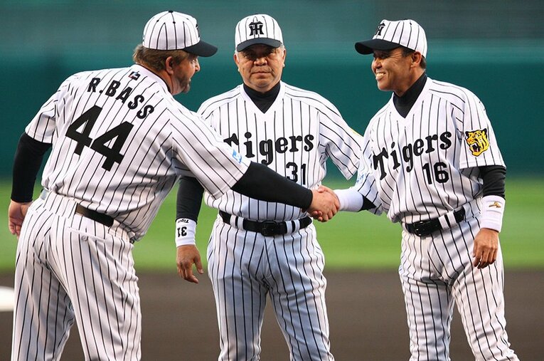 バースと再会した際の掛布雅之、岡田彰布 ／ photograph by JIJI PRESS