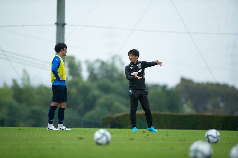 指導中の吉田勇樹コーチ　©KAWASAKI FRONTALE