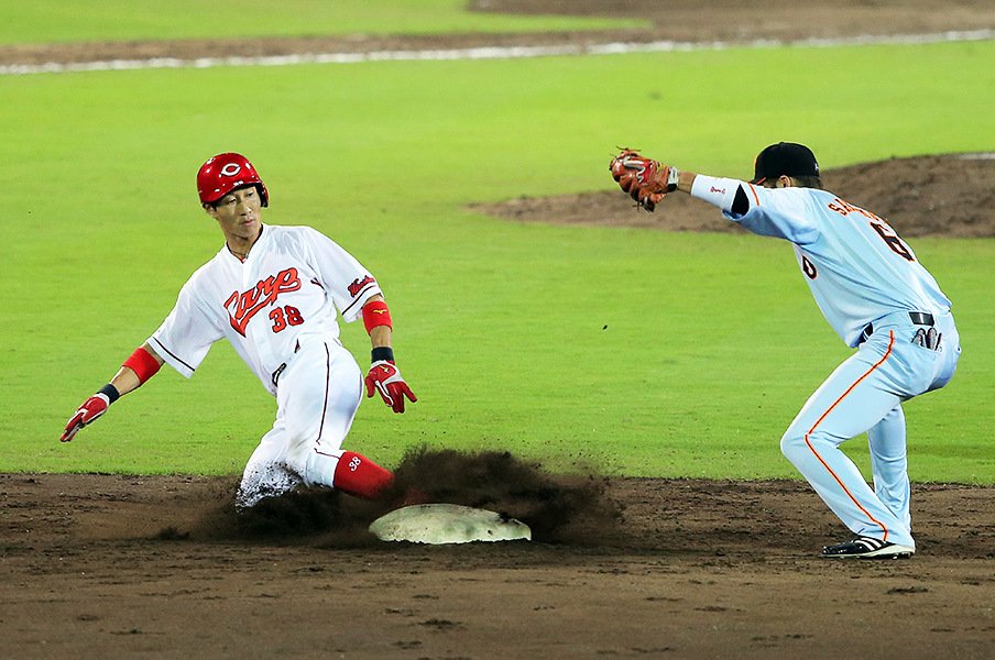 広島快進撃の裏に、この人あり。赤松真人は絶対に欠かせぬ“代走”。<Number Web> photograph by NIKKAN SPORTS